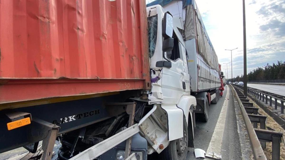 Kocaeli TEM de 6 tır birbirine girdi: Ankara y&ouml;n&uuml; trafiğe kapandı 2