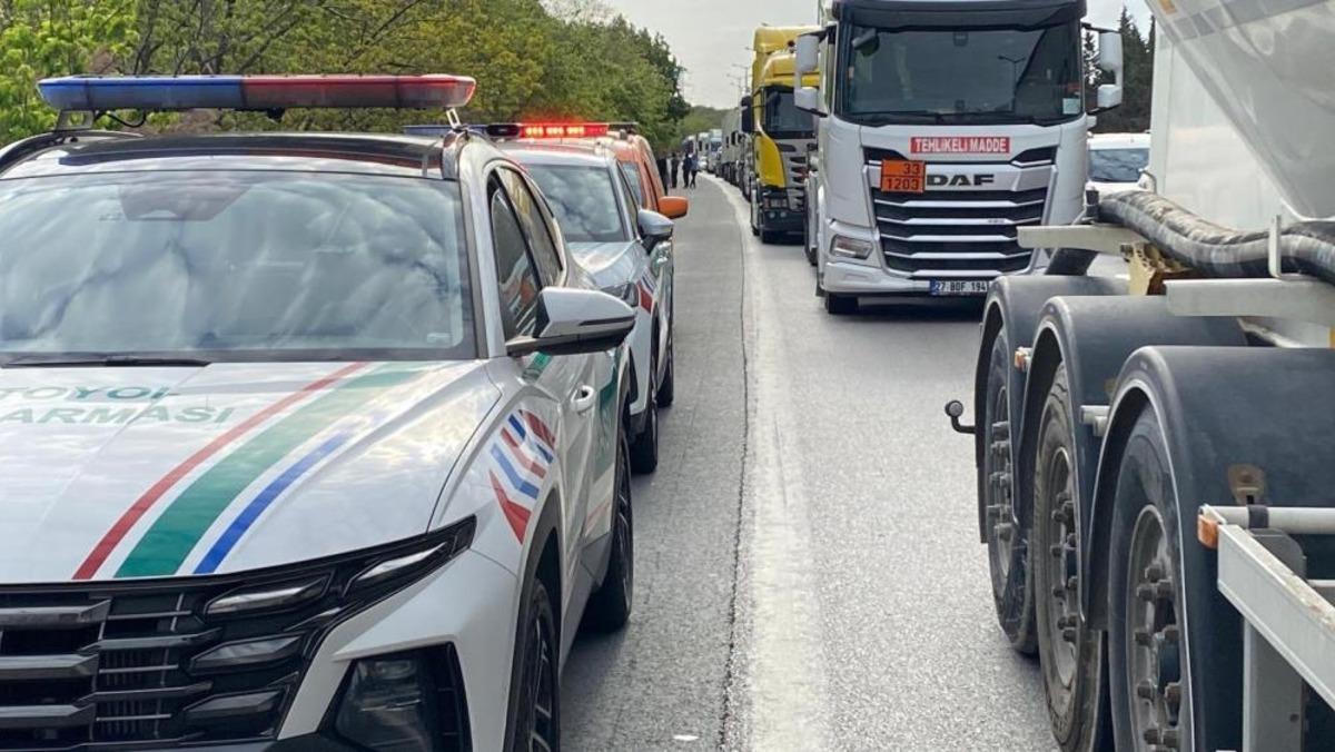 Kocaeli TEM de 6 tır birbirine girdi: Ankara y&ouml;n&uuml; trafiğe kapandı 3