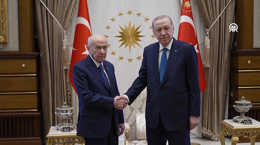K&uuml;lliye'de s&uuml;rpriz g&ouml;r&uuml;şme! Cumhurbaşkanı Erdoğan ile Bah&ccedil;eli arasındaki g&ouml;r&uuml;şme sona erdi