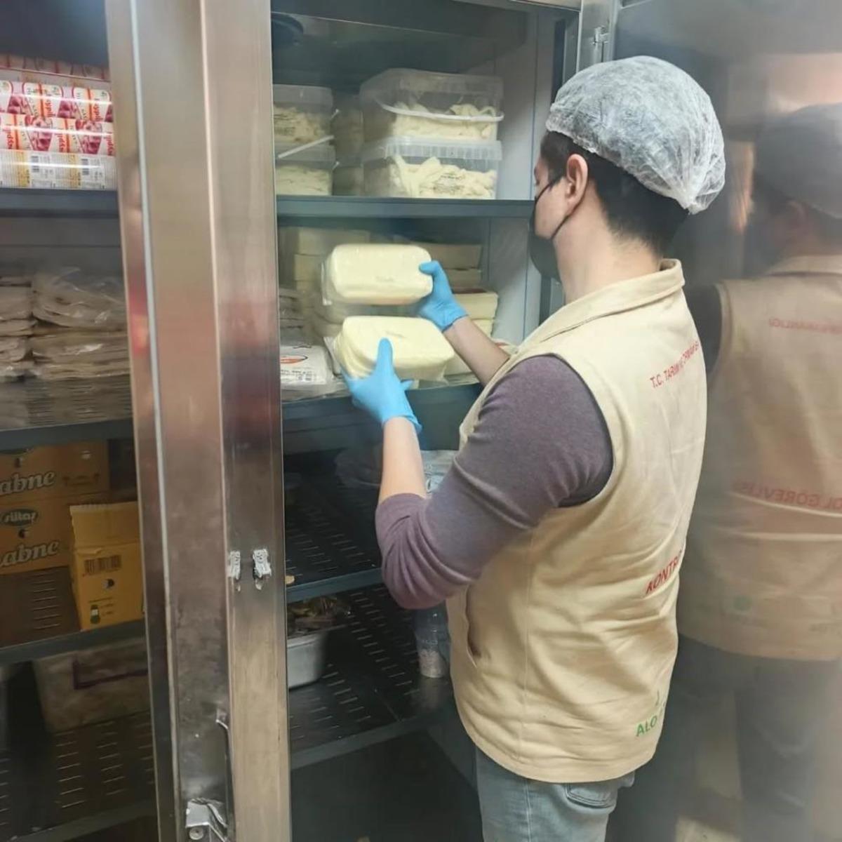 Aydın da mevzuata aykırı depolanan 11 ton s&uuml;t &uuml;r&uuml;n&uuml; imha edildi 2