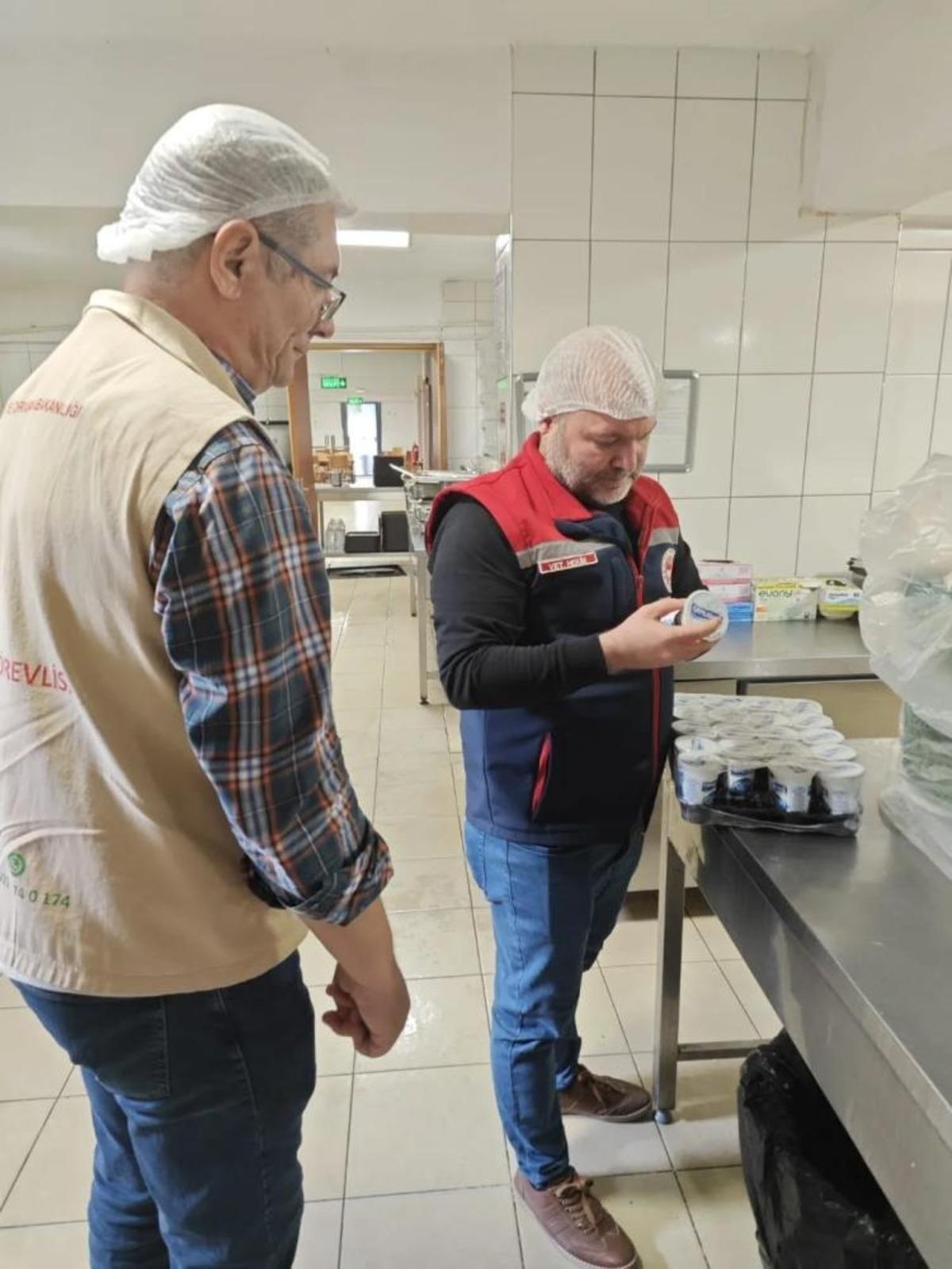 Aydın da mevzuata aykırı depolanan 11 ton s&uuml;t &uuml;r&uuml;n&uuml; imha edildi 4