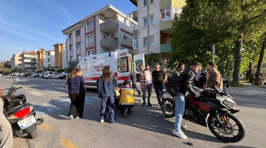 Muğla'da ara&ccedil;lar birbirine girdi: Kazada 2 kişi yaralandı