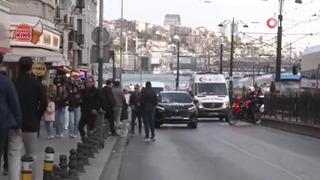 Çatıya çıkıp etrafa kiremit ve şişe attı, polisin 1 saatlik çalışmasıyla indirildi