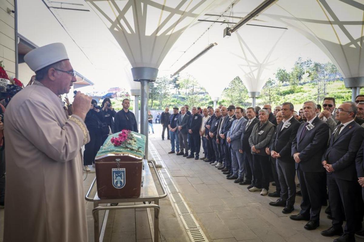 CHP Genel Başkanı &Ouml;zel, gazeteci Yıldırım ın cenaze t&ouml;renine katıldı 1