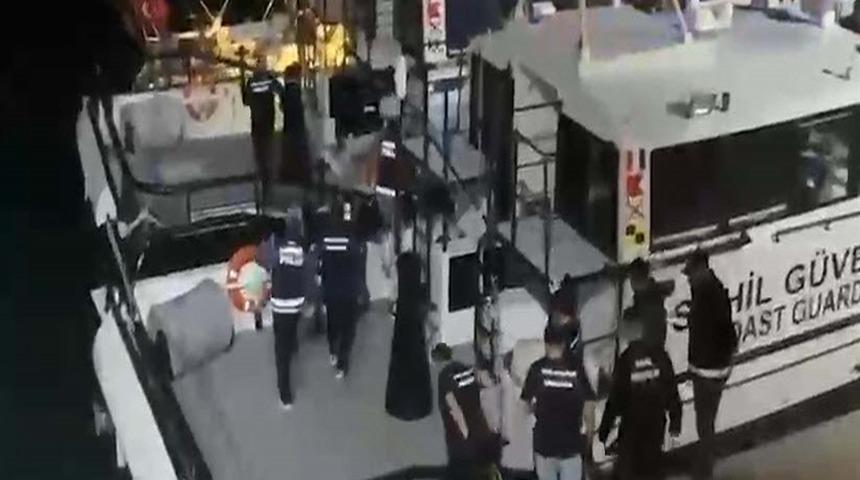 Ayvalık a&ccedil;ıklarında yelkenli tekneye uyuşturucu operasyonu: 5 tutuklama