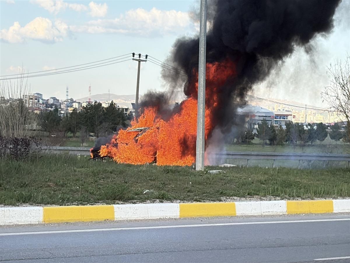 Otomobili alev alan s&uuml;r&uuml;c&uuml; g&ouml;zyaşlarını tutamadı 1