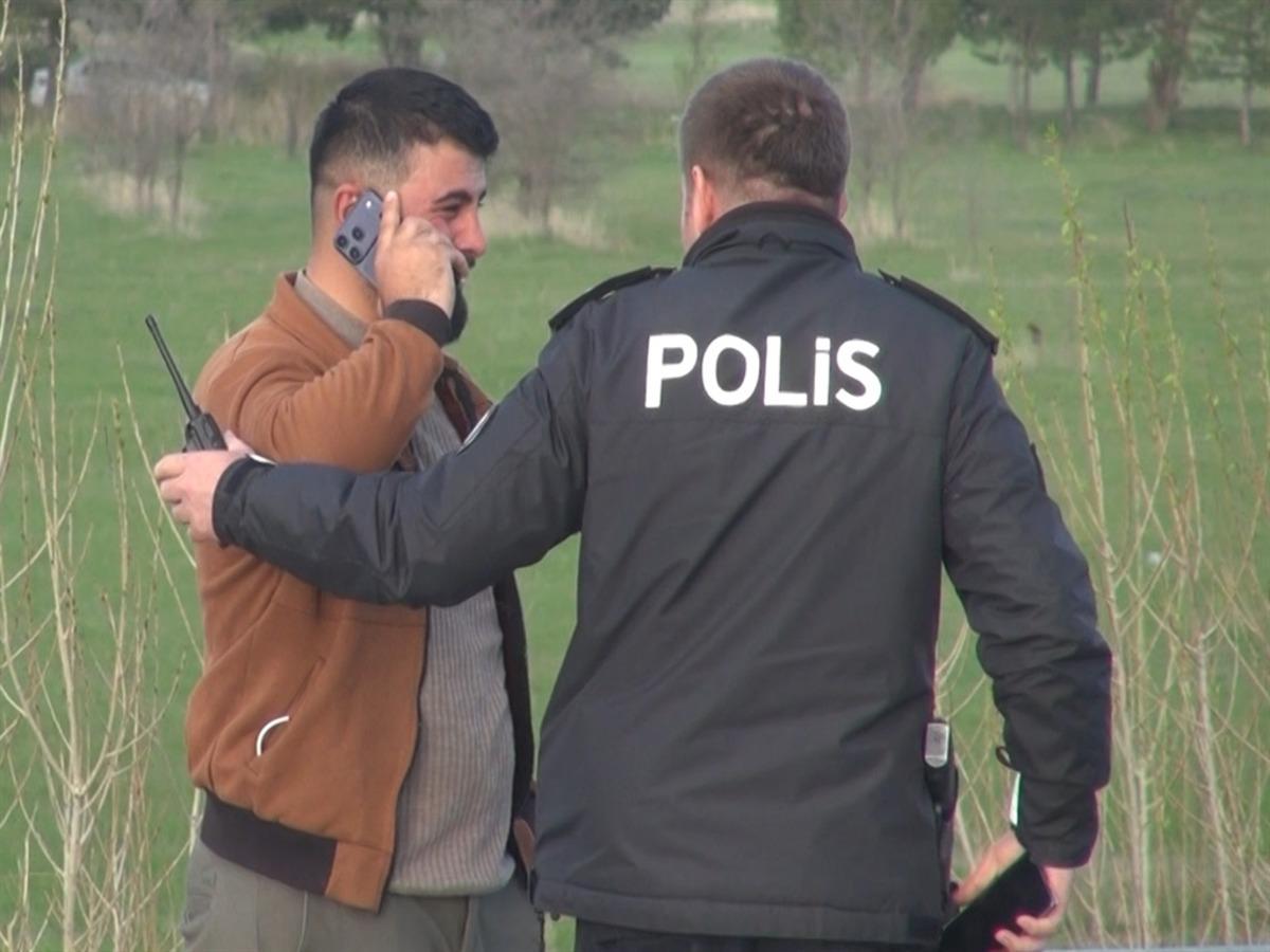 Otomobili alev alan s&uuml;r&uuml;c&uuml; g&ouml;zyaşlarını tutamadı 3
