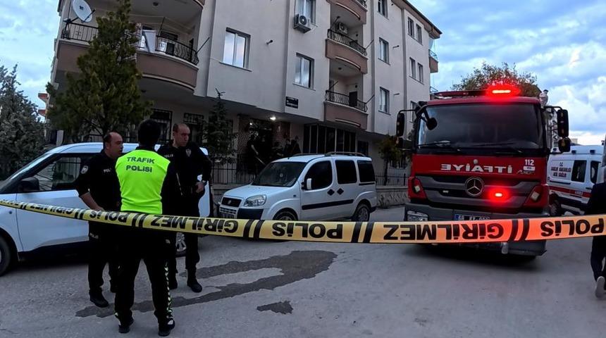 Evinde &ccedil;ıkan yangını s&ouml;nd&uuml;rmek isterken yanarak can verdi