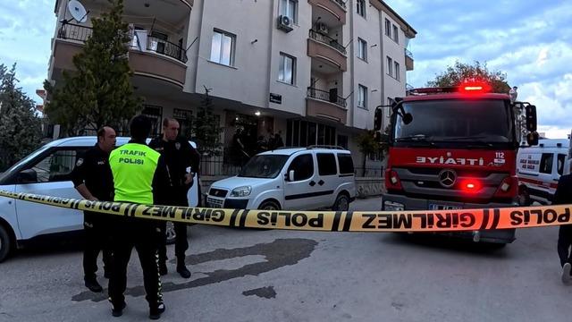 Evinde çıkan yangını söndürmek isterken yanarak can verdi