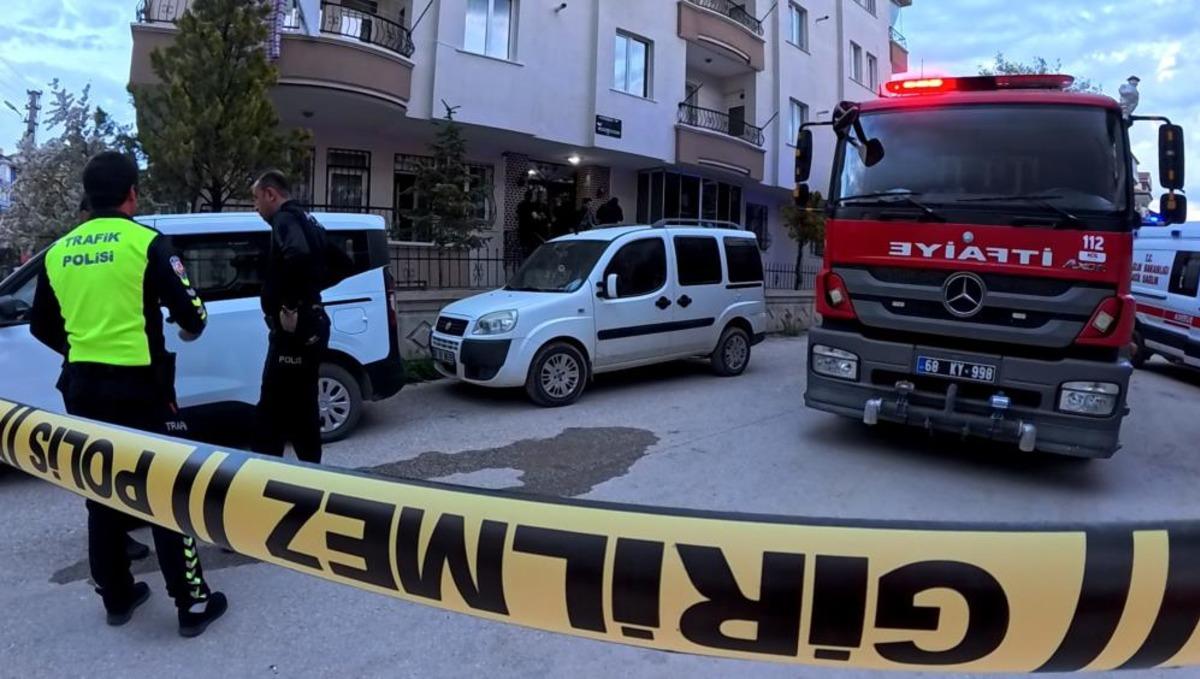 Evinde &ccedil;ıkan yangını s&ouml;nd&uuml;rmek isterken yanarak can verdi 3