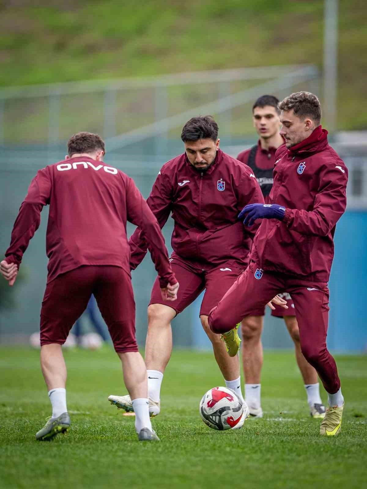 Trabzonspor, G&ouml;ztepe ma&ccedil;ı hazırlıklarını s&uuml;rd&uuml;rd&uuml; 3