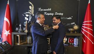 Rozetini &Ouml;zg&uuml;r &Ouml;zel takmıştı! CHP, Arif Kocabıyık'ın parti &uuml;yelik işlemlerini durdurdu