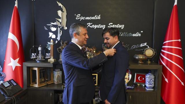 Rozetini Özgür Özel takmıştı! CHP, Arif Kocabıyık'ın parti üyelik işlemlerini durdurdu