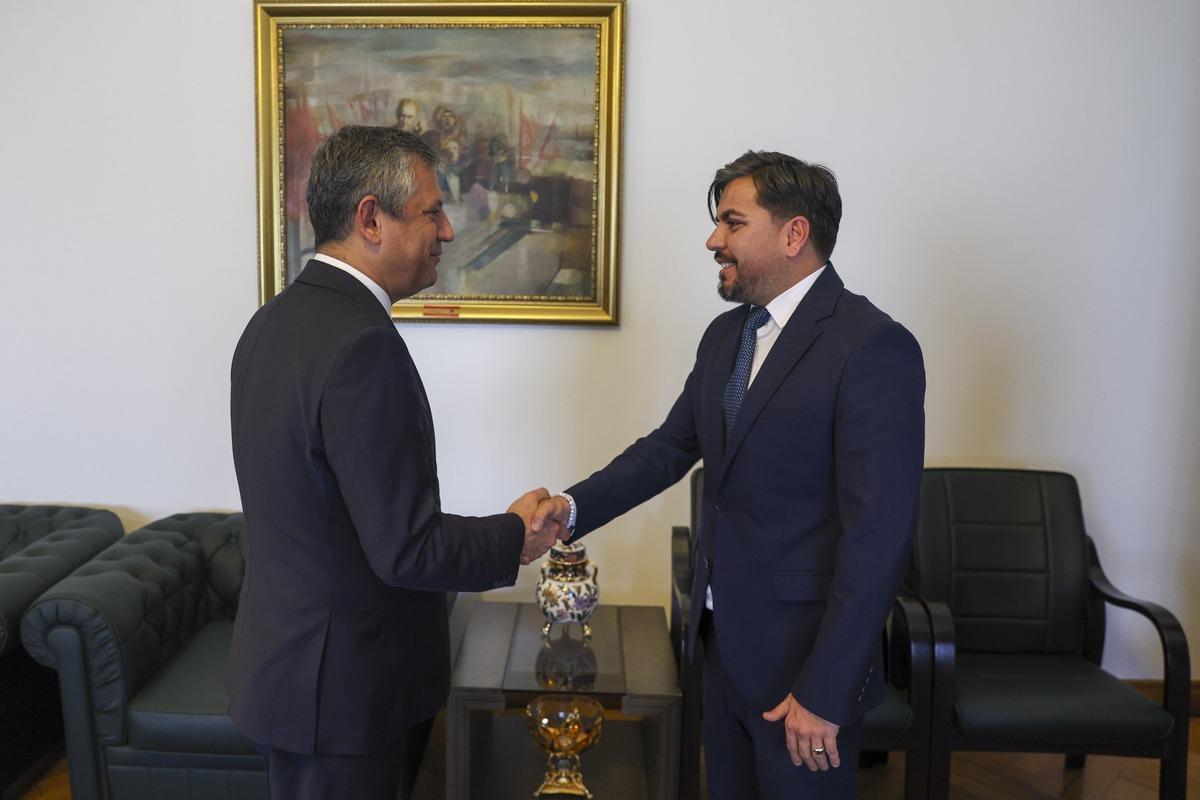 Rozetini Özgür Özel takmıştı! CHP, Arif Kocabıyık ın parti üyelik işlemlerini durdurdu 1