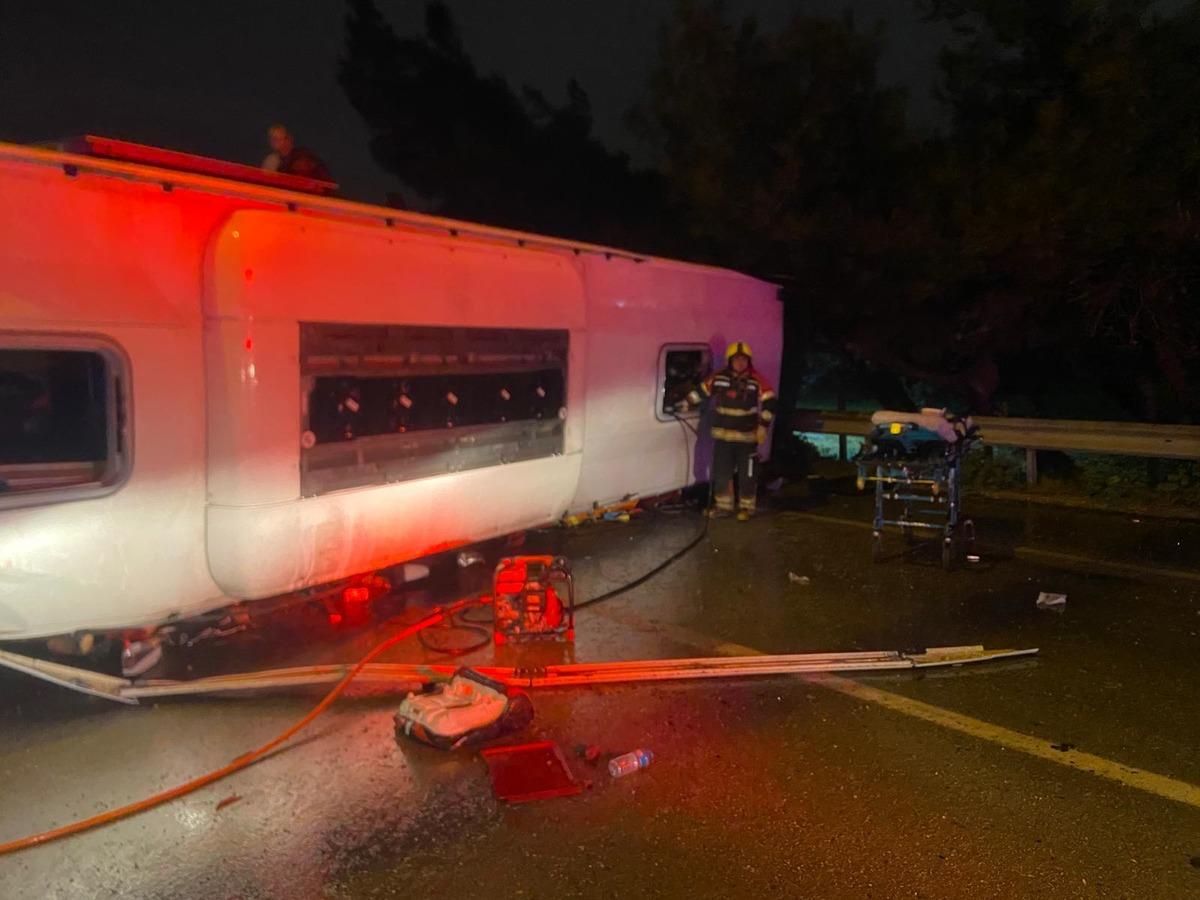 Balıkesir de yolcu otobüsü kaza yaptı: 3 ölü, 31 yaralı var 1
