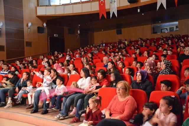 Çocuklar Efeler’de bayramlarına tiyatro ile başladı