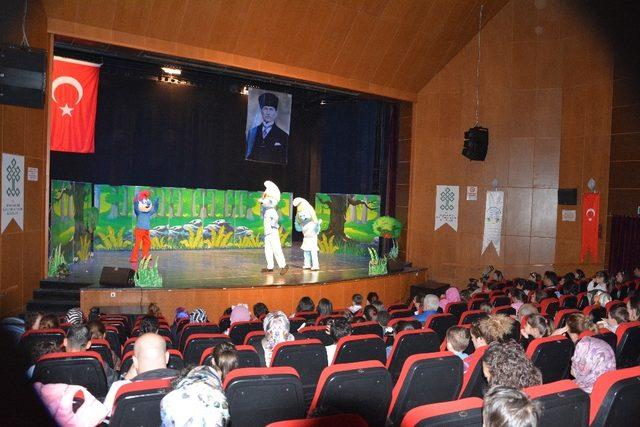 Çocuklar Efeler’de bayramlarına tiyatro ile başladı