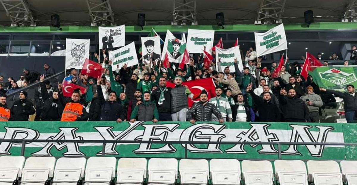 Amedspor un tarihi maçı öncesi olay çıktı! Iğdır FK taraftar grubu ateşi yaktı 2