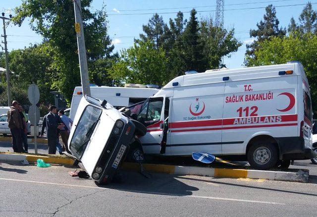 Ambulansın karıştığı zincirlemeli kazada 5 yaralı