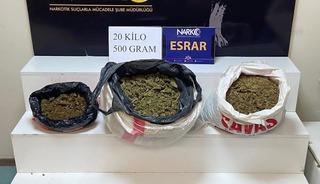 Adana'da otomobilde 20 kilo 500 gram esrar ele ge&ccedil;irildi