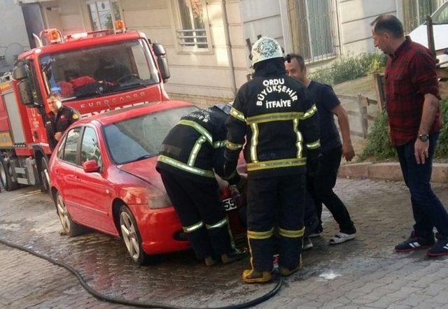 Park halindeki otomobil alev aldı