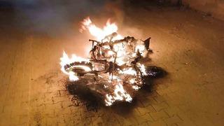 Ailesine kızdı, motosikleti sokak ortasına yaktı
