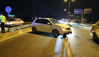 Antalya'da otomobil bariyerlere &ccedil;arptı: 2 yaralı