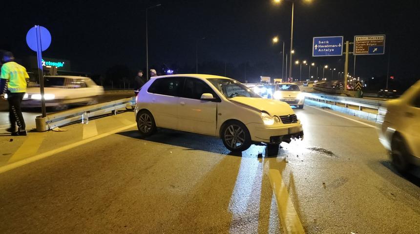 Antalya'da otomobil bariyerlere &ccedil;arptı: 2 yaralı