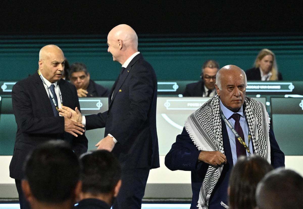 FIFA kongresinde &ccedil;arpıcı eylem! Filistinli yetkili İsrailli yetkilinin elini sıkmadı 1