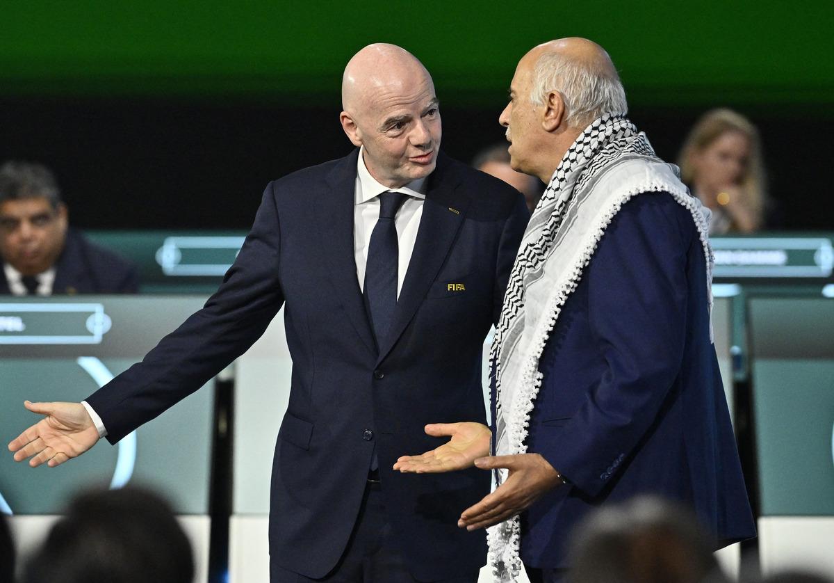 FIFA kongresinde &ccedil;arpıcı eylem! Filistinli yetkili İsrailli yetkilinin elini sıkmadı 2
