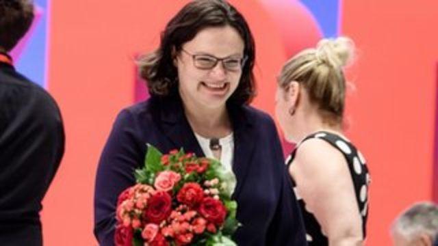 Almanya'da Sosyal Demokrat Parti'nin ilk kadın lideri seçilen Andrea Nahles kimdir?