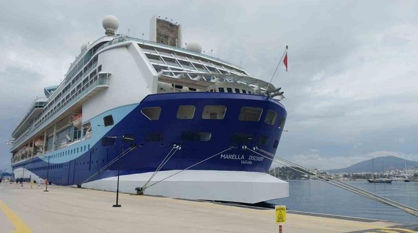 L&uuml;ks tekne Bodrum'a demirledi