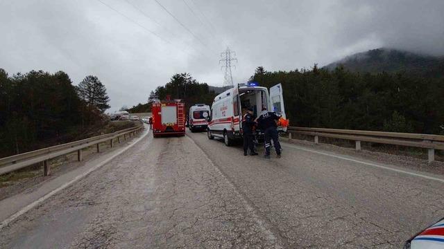 Virajı alamayan otomobil minibüsle kafa kafaya çarpıştı: 4 yaralı 3