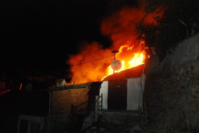 Kastamonu'da biri şehit ailesine ait olmak üzere 4 ev yandı