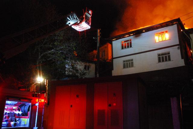 Kastamonu'da biri şehit ailesine ait olmak üzere 4 ev yandı