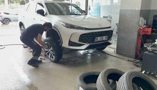 1 Mayıs&rsquo;ta iş&ccedil;iler meydanda, lastik&ccedil;iler tezgahta