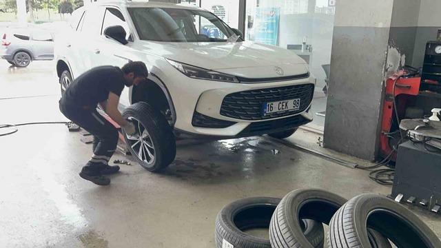 1 Mayıs’ta işçiler meydanda, lastikçiler tezgahta