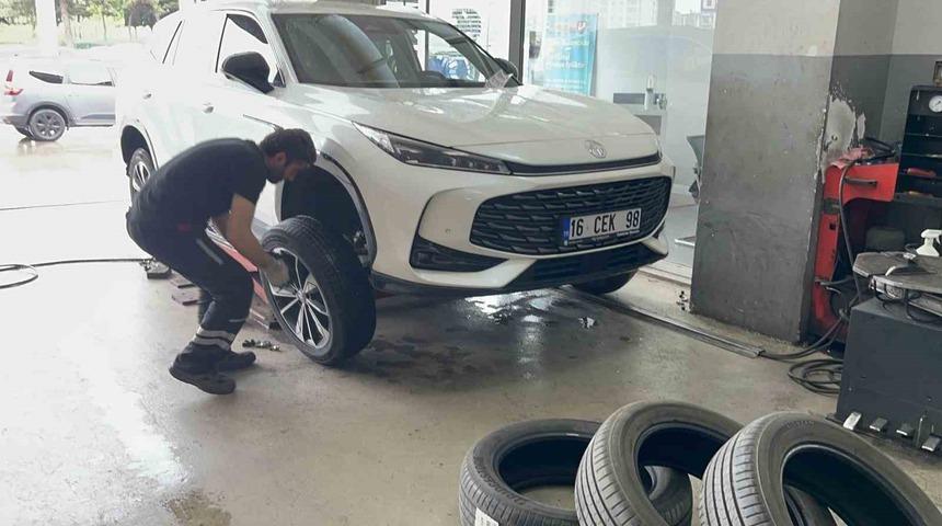 1 Mayıs&rsquo;ta iş&ccedil;iler meydanda, lastik&ccedil;iler tezgahta