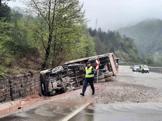Sinop’ta kum yüklü kamyon devrildi 2