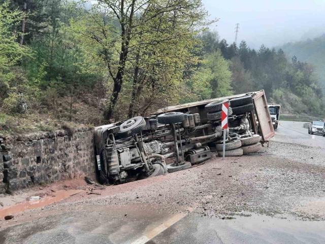 Sinop’ta kum yüklü kamyon devrildi 1