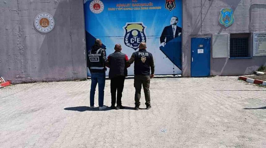 27 yıl hapis cezasıyla aranan cezaevi firarisi Kars&rsquo;ta yakalandı
