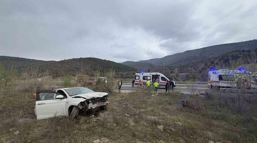 Kastamonu&rsquo;da su kanalına d&uuml;şen otomobildeki 4 kişi yaralandı