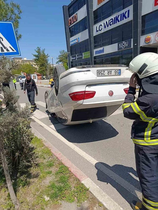 Siirt&rsquo;te kazada iki s&uuml;r&uuml;c&uuml; ara&ccedil;larda sıkıştı 1