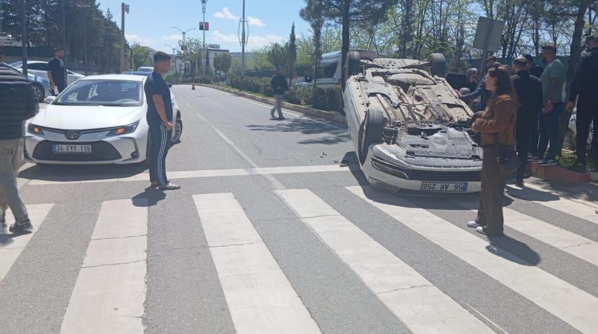 Siirt&rsquo;te kazada iki s&uuml;r&uuml;c&uuml; ara&ccedil;larda sıkıştı