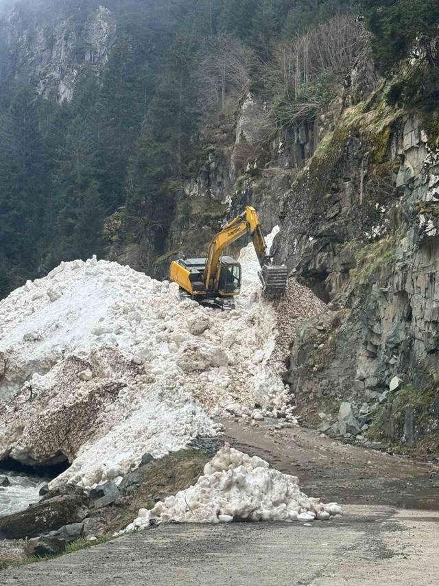 Rize’de yayla yollarında kar temizleme çalışmaları sürüyor 3