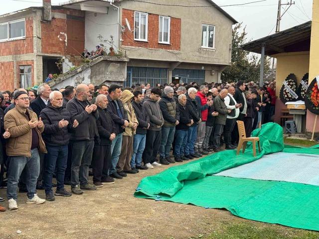 Bı&ccedil;aklanarak &ouml;ld&uuml;r&uuml;len gen&ccedil; toprağa verildi 1