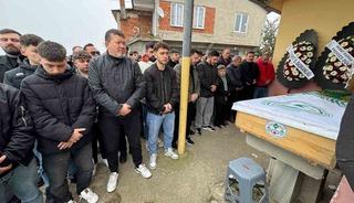 Bı&ccedil;aklanarak &ouml;ld&uuml;r&uuml;len gen&ccedil; toprağa verildi