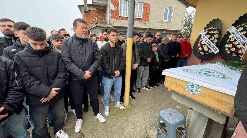 Bı&ccedil;aklanarak &ouml;ld&uuml;r&uuml;len gen&ccedil; toprağa verildi