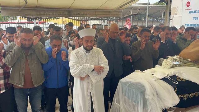 Kızını ameliyat masasında kaybeden babanın tabuttaki evladına son bakışı 7