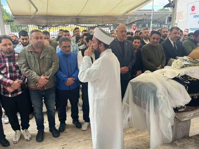 Kızını ameliyat masasında kaybeden babanın tabuttaki evladına son bakışı 6